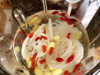 10、冬日暖心菜 白果莲藕银耳汤（健脾养颜）,倒入1000ml水，破壁机选择蒸煮健开始工作。