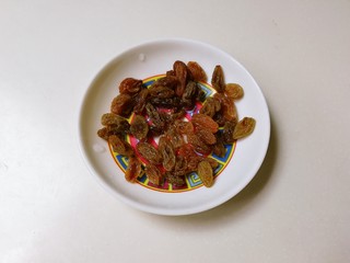 2、百变水果  桂香酸甜苹果羹,葡萄干洗净沥掉水