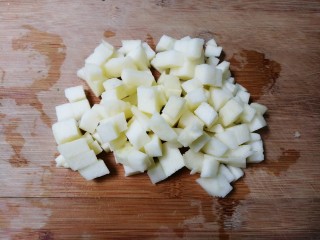 4、百变水果  桂香酸甜苹果羹,苹果削去皮切成丁