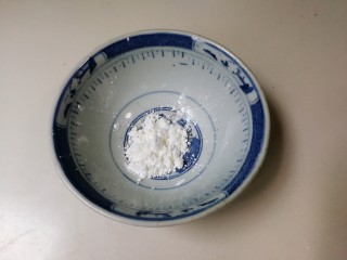 12、百变水果  桂香酸甜苹果羹,荸荠粉放入碗中