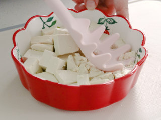 2、豆腐蒸蛋,将豆腐切块,放入碗中压碎