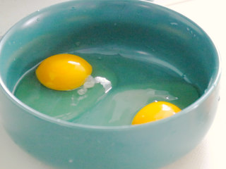 3、豆腐蒸蛋,在碗中打入两个鸡蛋