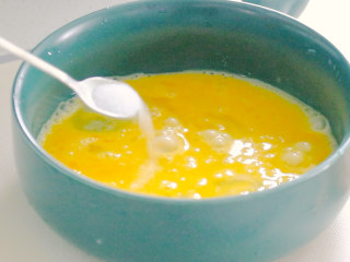 4、豆腐蒸蛋,将鸡蛋打散后放入一勺食盐
