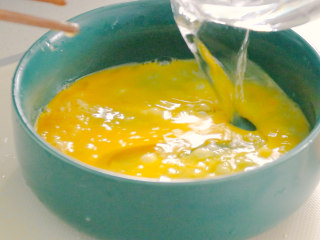 5、豆腐蒸蛋,然后倒入适量的清水,继续打散