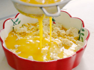 6、豆腐蒸蛋,当蛋液稀疏后,过筛网,淋到豆腐上