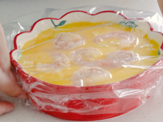 8、豆腐蒸蛋,包上保鲜膜
