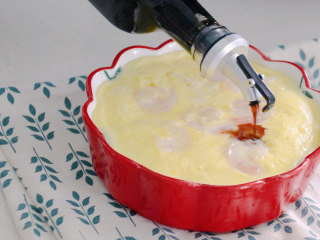 12、豆腐蒸蛋,倒上生抽