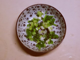 3、排骨冬瓜汤,香葱切小圈