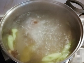 8、排骨冬瓜汤,大火煮开 转中小火 