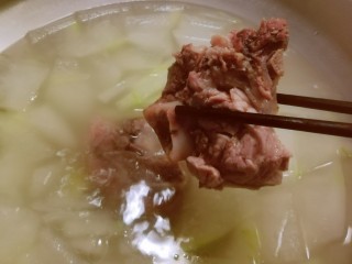 11、排骨冬瓜汤,放入排骨