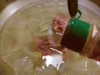 13、排骨冬瓜汤,放入胡椒粉增香