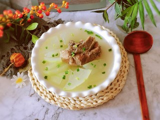 15、排骨冬瓜汤,盛到汤碗里 慢慢享用