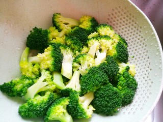 5、西兰花炒菌菇,捞出沥干水。