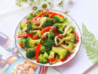 11、西兰花炒菌菇,出锅盛盘。