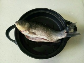 1、鲫鱼萝卜丝汤,准备一条新鲜的鲫鱼，用清水清洗，腹腔的黑膜清洗干净，然后用厨房纸擦干表面的水份