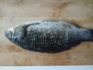 2、鲫鱼萝卜丝汤,鲫鱼身上切花刀