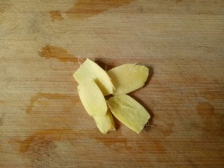 3、鲫鱼萝卜丝汤,姜切片