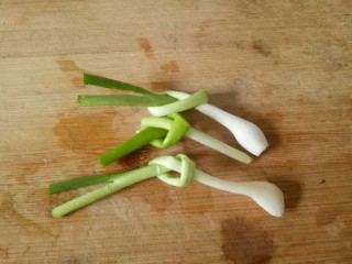 4、鲫鱼萝卜丝汤,小葱取葱白部分打个结扣，葱叶切碎备用