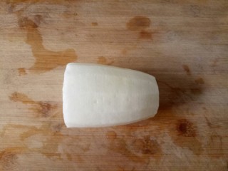 5、鲫鱼萝卜丝汤,准备白萝卜半个，去皮清洗干净