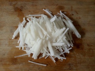 6、鲫鱼萝卜丝汤,将白萝卜切成细丝