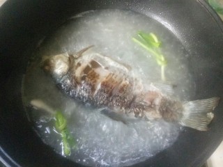 11、鲫鱼萝卜丝汤,放入葱段