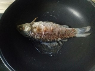 9、鲫鱼萝卜丝汤,煎至两面金黄