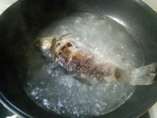 10、鲫鱼萝卜丝汤,倒入提前烧好的开水