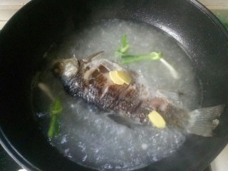 12、鲫鱼萝卜丝汤,加入姜片去腥