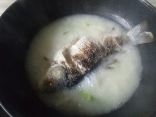 13、鲫鱼萝卜丝汤,盖上锅盖，大火煮10分钟