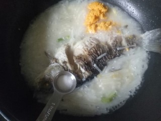 15、鲫鱼萝卜丝汤,加入2克盐，关火，撒些葱花即可