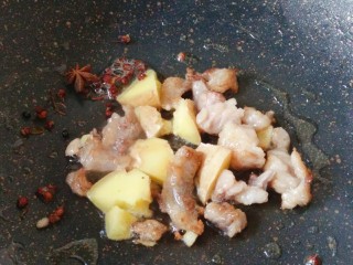 4、红焖羊肉,炒出羊油，加入花椒和八角，继续炒。