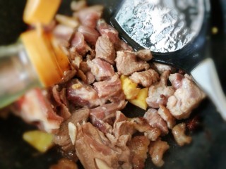 6、红焖羊肉,炒到羊肉变色加入适量料酒，生抽，