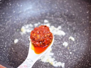 6、炒杏鲍菇,再加入豆瓣酱炒出红油