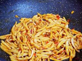 11、炒杏鲍菇,翻炒均匀