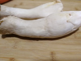 1、多彩素炒杏鲍菇,杏鲍菇两个，用清水快速冲洗一下。