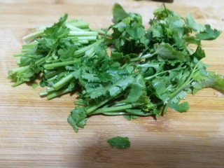 7、多彩素炒杏鲍菇,香菜洗干净切成段备用。