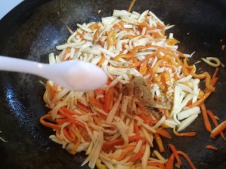 15、多彩素炒杏鲍菇,一小勺盐，