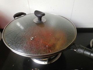 10、麻辣小龙虾,盖上锅盖。大火烧开后，中火焖煮，等汤汁收的差不多的时候，就可以起锅了。