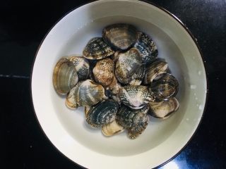 1、花蛤蒸蛋,买回来的花蛤用淡盐水浸泡4小时左右