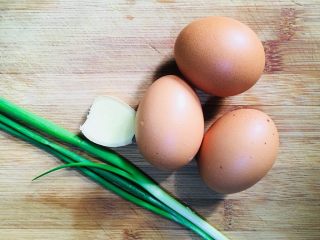 3、花蛤蒸蛋,准备鸡蛋、葱和姜