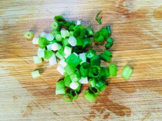 4、花蛤蒸蛋,葱洗净切葱花