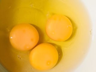 6、花蛤蒸蛋,鸡蛋打入碗中