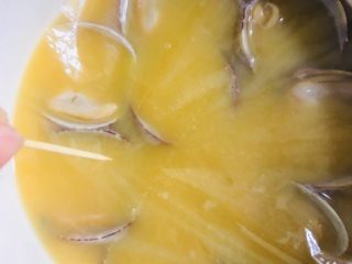 18、花蛤蒸蛋,盖上保鲜膜并用牙签刺几个小孔