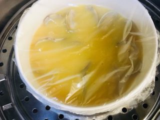21、花蛤蒸蛋,把弄好的鸡蛋液放在蒸笼上
