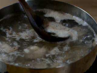 2、排骨海带汤,清淡有营养,还有淡淡的大海的味道,撇去浮沫。