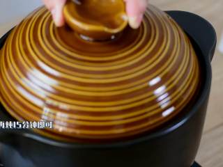 4、排骨海带汤,清淡有营养,还有淡淡的大海的味道,盖上盖子,大火煮开,转小火炖40分钟。