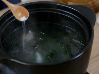 5、排骨海带汤,清淡有营养,还有淡淡的大海的味道,40分钟后开盖,加入海带结和盐。