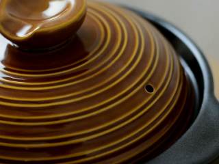 6、排骨海带汤,清淡有营养,还有淡淡的大海的味道,再炖15分钟即可。