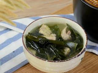 7、排骨海带汤,清淡有营养,还有淡淡的大海的味道,现在分享给你简单也有好滋味的海带排骨汤,不可错过哦~