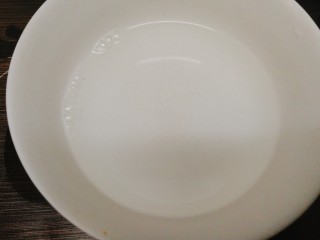 5、虾仁胡萝卜秋葵鸡蛋羹,准备适量清水,